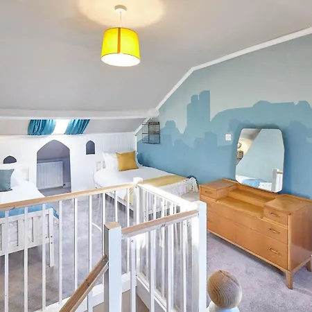 Host & - Friths סקארבורו